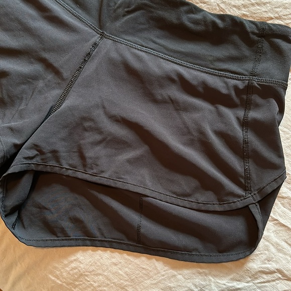 lululemon speed up low-rise lined shorts 2.5” - Picture 3 of 5